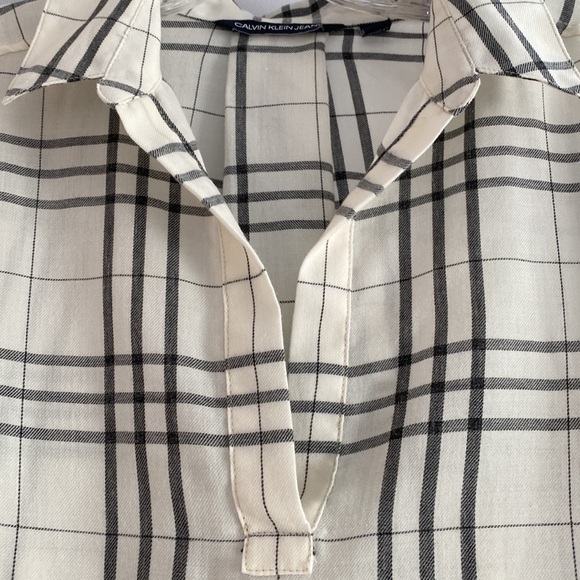 Calvin Klein Jeans ivory gray plaid blouse. Long sleeves V-neck collar. Small
C - Picture 4 of 10